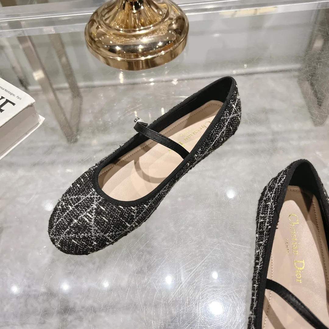 👟👟Ex-factory price 520👟👟 "Exclusive top version" Dior*Dior ✅2024vs spring and summer new series... [Round toe single shoes with small pearls] Original purchase and development! The last details of this shoe are perfectly restored 💐 The upper is made of special material and the inner padding is made of delicate lambskin. You can see the quality by looking at the details in real photos. It is a versatile style for little ladies and a lady. It is a stunning shoe at first glance... I love it. The genuine leather outsole imported from Italy has a five-pointed star logo! 35-39 (34.40 customization is non-refundable) Packaging: Original full set of packaging ☀The color official website is updated simultaneously